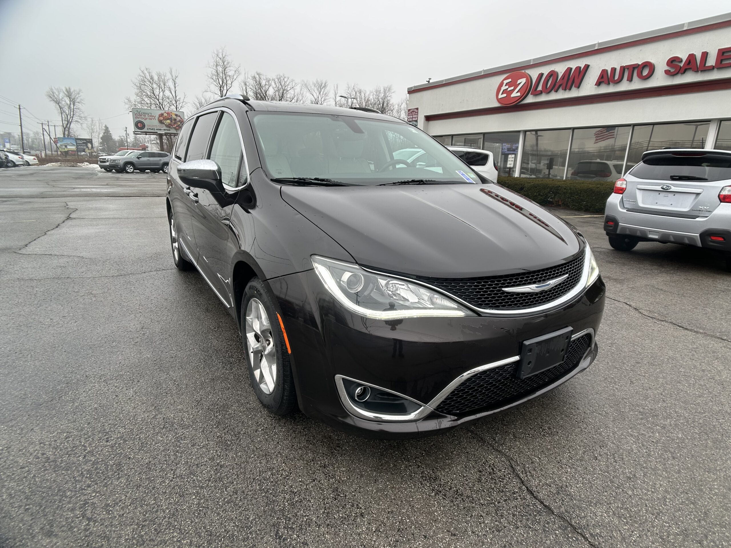 2017 Chrysler Pacifica Limited's photo