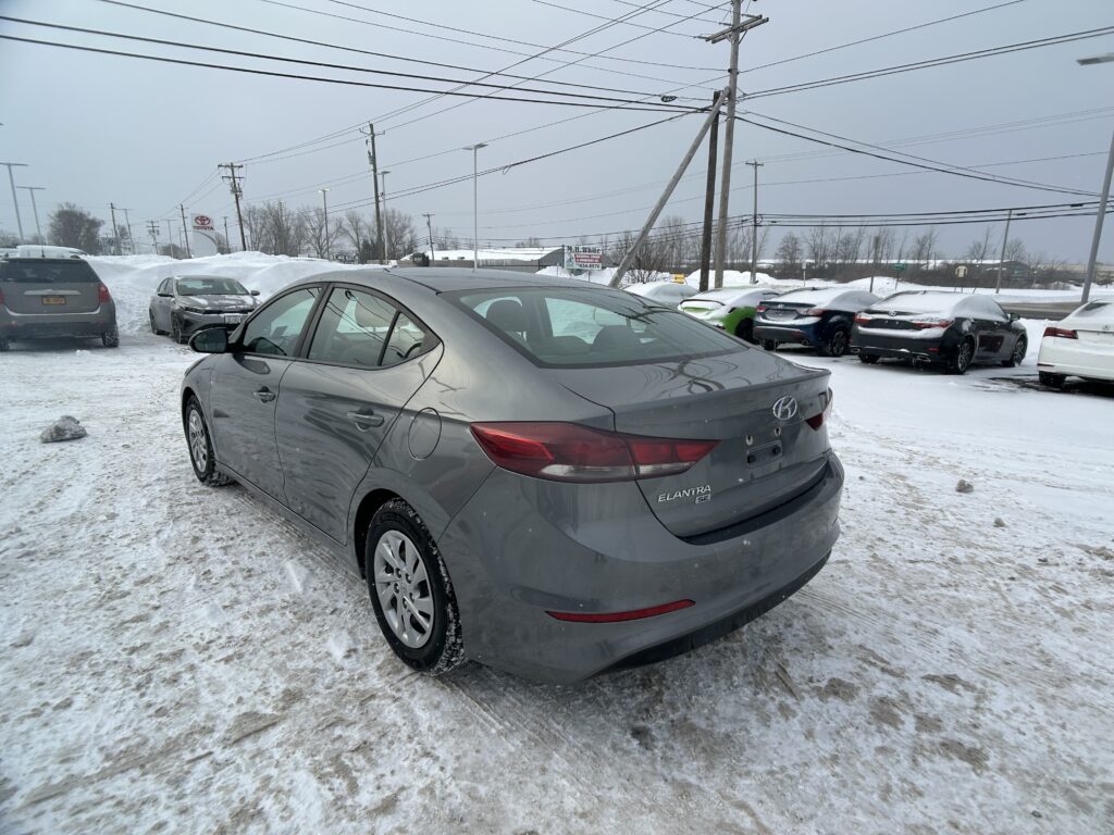 2018 Hyundai ELANTRA SE